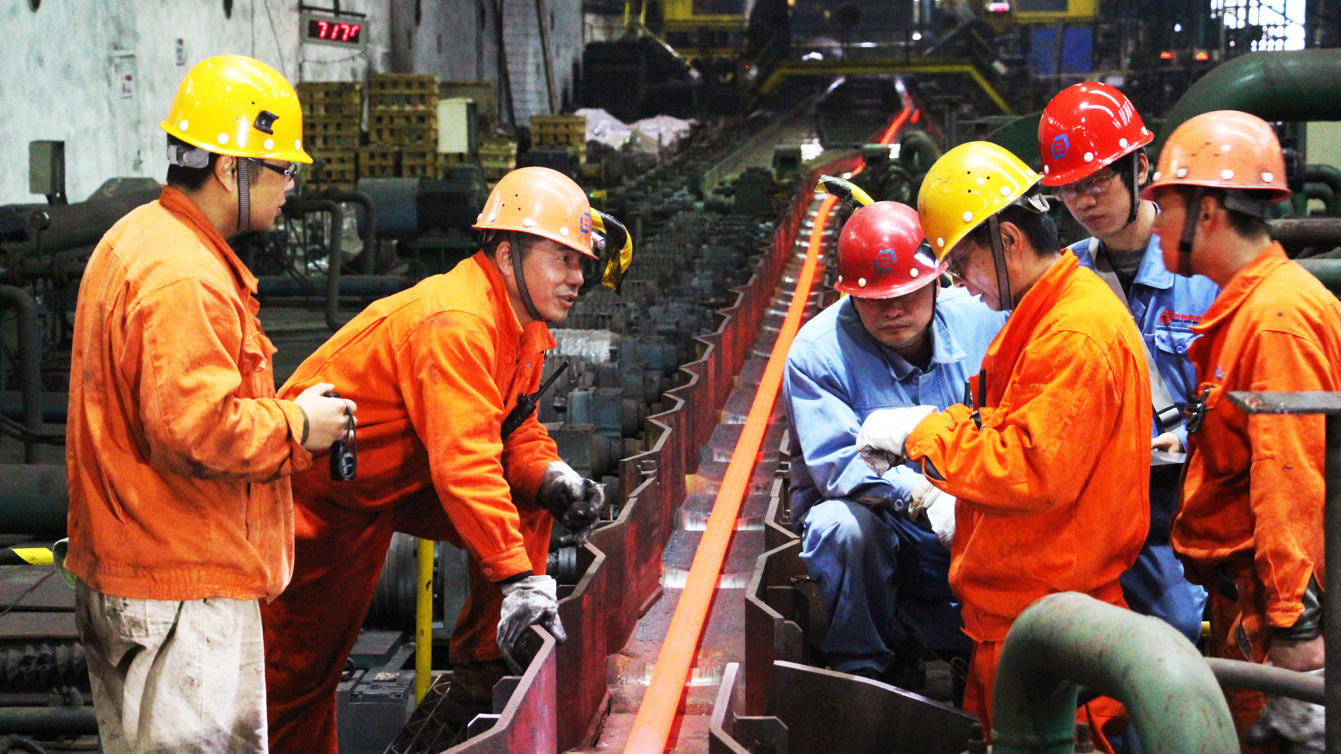 钢铁厂工人在工作.高清摄影大图-千库网